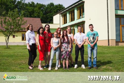 Třídní fotografie třetího ročníku učebního oboru zemědělec-farmář Agro školy v Pozďatíně