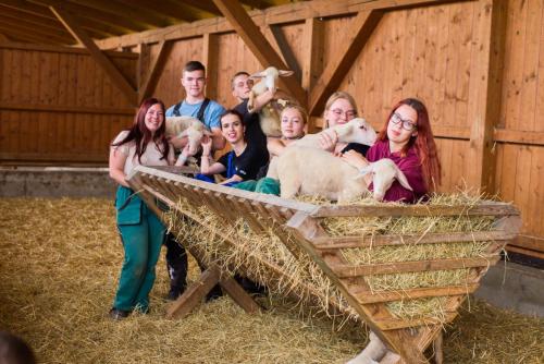 Třídní fotografie třetího ročníku učebního oboru zemědělec-farmář Agro školy v Pozďatíně