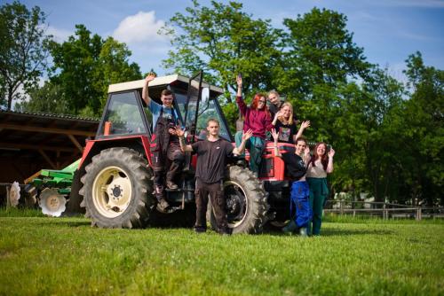 Třídní fotografie třetího ročníku učebního oboru zemědělec-farmář Agro školy v Pozďatíně