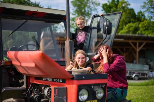 Třídní fotografie třetího ročníku učebního oboru zemědělec-farmář Agro školy v Pozďatíně