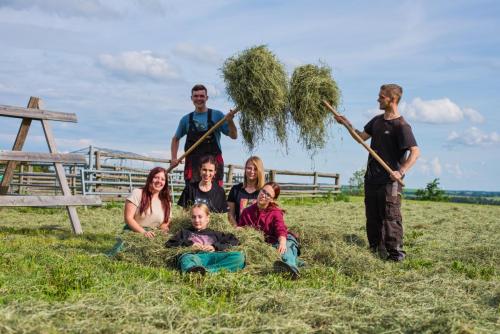 Třídní fotografie třetího ročníku učebního oboru zemědělec-farmář Agro školy v Pozďatíně